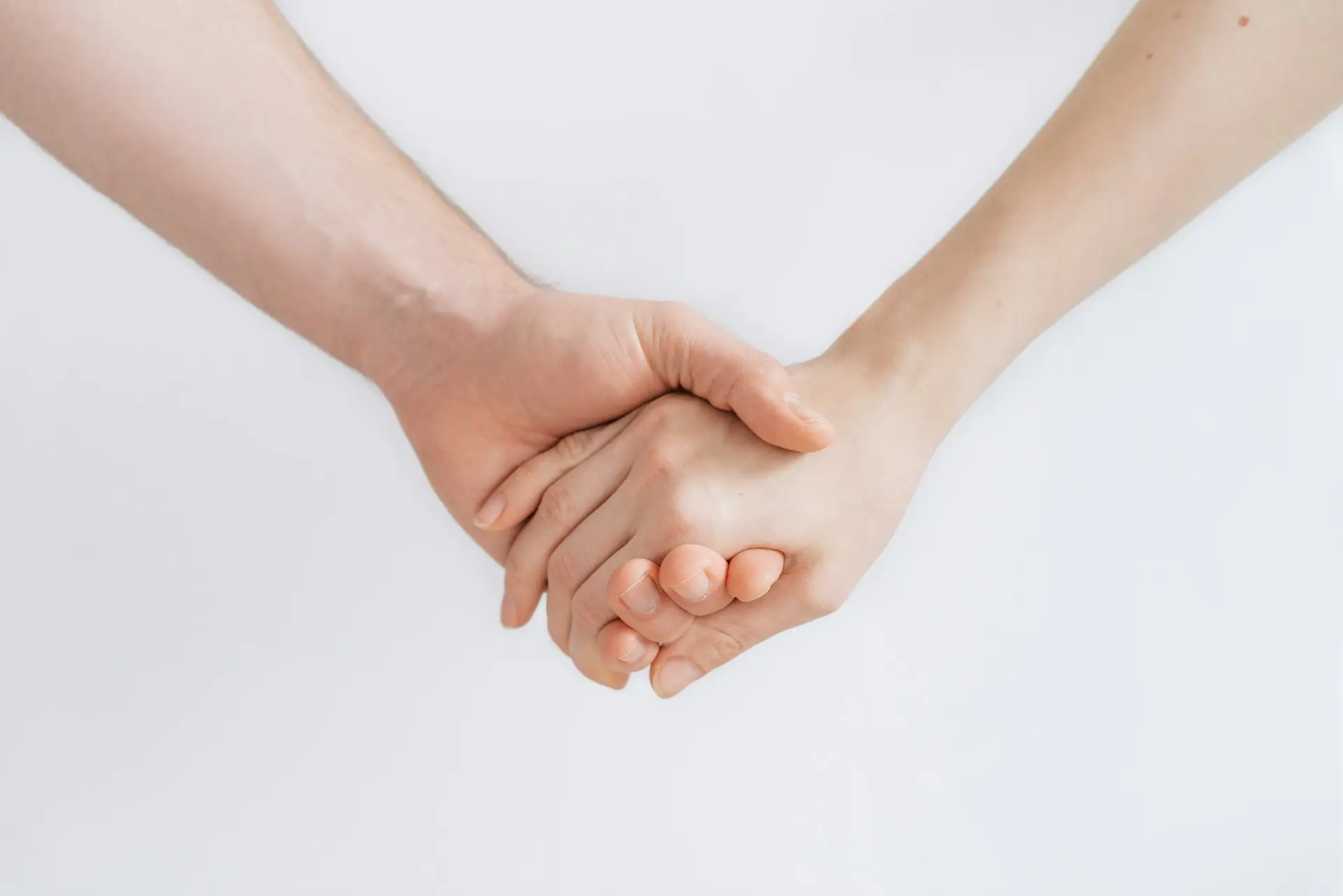Mujer y hombre cogidos de la mano.